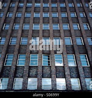 Une seule fenêtre ouverte sur un mur de fenêtres identiques, à angle faible jusqu'à façade de Brahms Kontor office building, Hambourg, Allemagne Banque D'Images