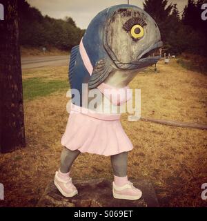 Rosie le saumon, mascotte de Sekiu, Washington, sur le port de pêche du détroit de Juan de Fuca Banque D'Images