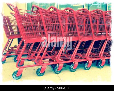 Une rangée de chariots rouge. Banque D'Images