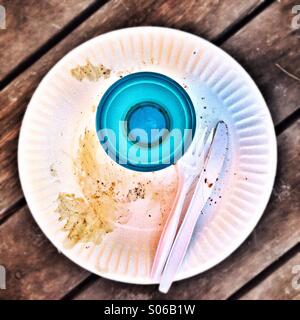 Plaque de papier vide et tasse en plastique après le petit-déjeuner camping. Banque D'Images