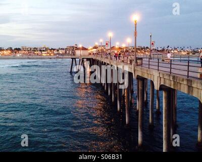 Crépuscule vue depuis la fin de la jetée à Huntington Beach. Banque D'Images