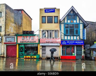 Un homme marche comme la neige commence à tomber au point de scandale Shimla, Himachal Pradesh, Inde Banque D'Images