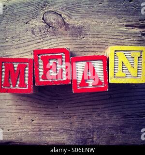 C'est une photo de toy woodblocks avec lettres de l'alphabet sur eux qui sont combinés pour créer le mot signifie Banque D'Images