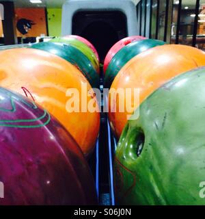 Une boule de bowling carré de diverses Boules de quilles. Banque D'Images