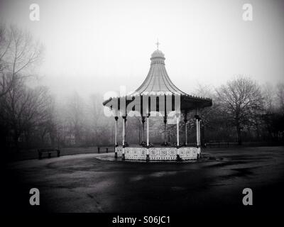 En kiosque Leazes Park, Newcastle upon Tyne en un jour brumeux. Banque D'Images