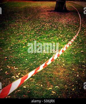 Marché rouge et blanc tape blowing in wind Banque D'Images