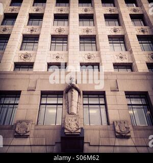 Adelaide House, Londres, 1925 Cadre en acier du premier gratte-ciel. Art déco à thème égyptien Banque D'Images