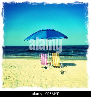 Parasol et chaises, personne n'en Floride , USA. Banque D'Images