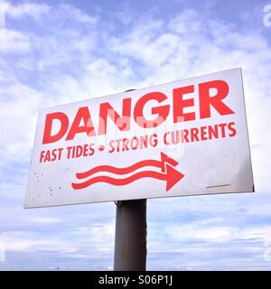 Un signe d'avertissement de danger et les forts courants de marées rapide à Weston-super-Mare, Angleterre Banque D'Images