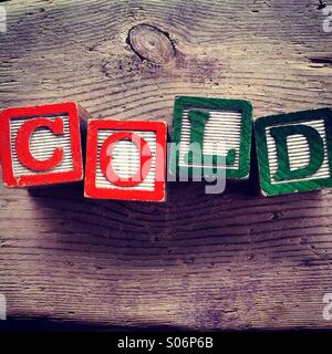 C'est une photo d'estampe japonaise toys va lettre de l'alphabet sur eux qui sont combine ensemble pour créer le mot COLD Banque D'Images