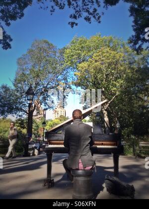 Un homme jouant du piano dans Washington Sq., Park, New York, NY Banque D'Images