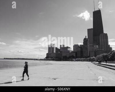 La promenade du bord de mer à la Côte d'or riche quartier de Chicago, Illinois, USA dans une journée ensoleillée en octobre 2014. Banque D'Images