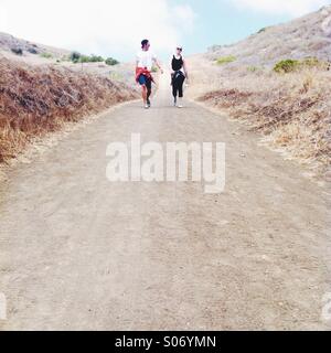 Guy et fille qui marche le long trail Banque D'Images