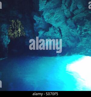 À l'intérieur de la célèbre grotte bleue sur l'île de Bisevo Banque D'Images