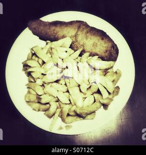 Emporter traditionnel fish and chips sur une plaque blanche Banque D'Images