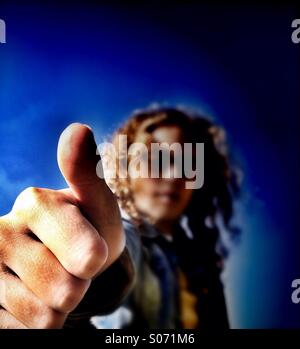 Young Girl giving Thumbs up Banque D'Images