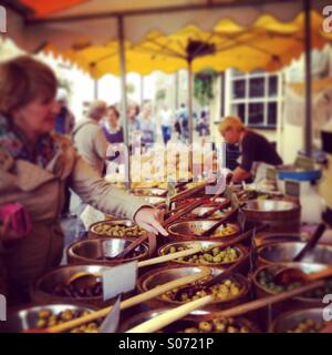 Le choix d'olives sur un stand au marché des fermiers de Stroud, Gloucestershire, Royaume-Uni Banque D'Images