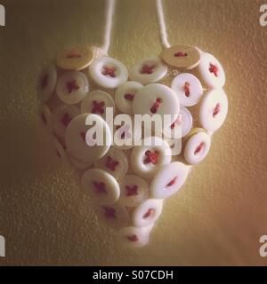 Love Heart couvert de boutons. Banque D'Images