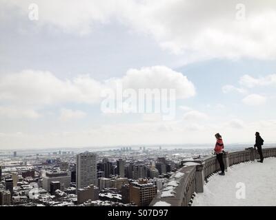 Les gens l'affichage de la ville de Montréal du Mont Royal pendant l'hiver. Banque D'Images