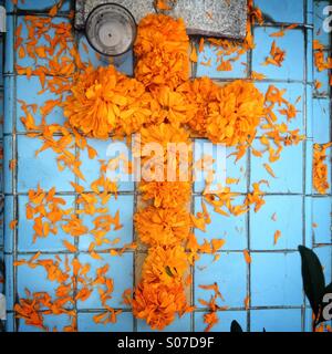 Marigold cross décoration d'un tombeau faite avec des carreaux de céramique bleu ciel de jour des morts célébrations à San Gregorio Atlapulco cimetière à Xochimilco, Mexico City, Mexique Banque D'Images