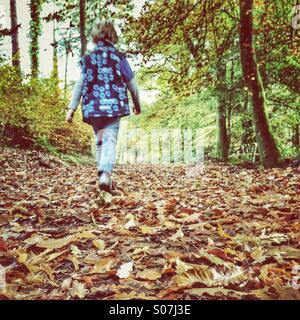 Marcher dans les feuilles mortes Banque D'Images