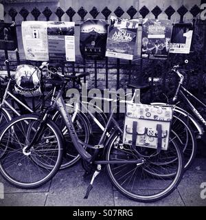 Les vélos appuyé contre une clôture, Cambridge UK Banque D'Images