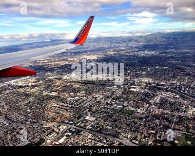 Voir la fenêtre de l'avion par rapport à San Jose, Californie. Banque D'Images