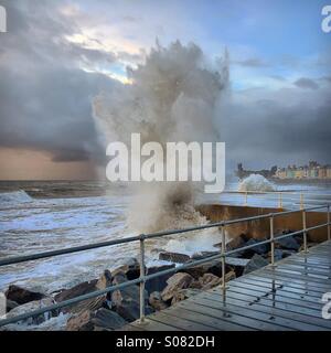 Déferlante, marée haute, Aberystwyth, Pays de Galles prom Banque D'Images