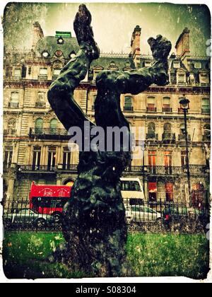 "Étranger" à l'envers la sculpture de David Breuer-Weil à Grosvenor Gardens, Victoria, au centre de Londres, UK Banque D'Images