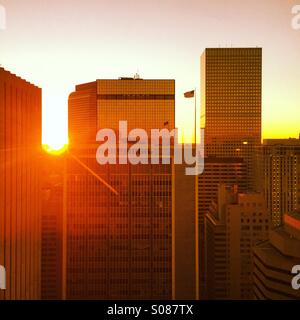 Le centre-ville de Denver sunrise parmi les immeubles de bureaux Banque D'Images