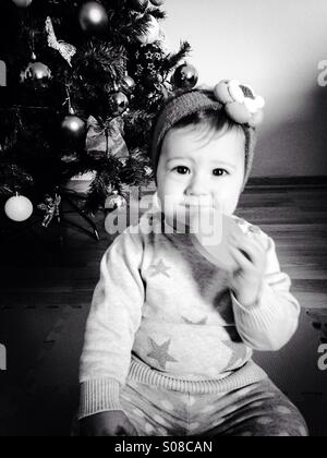 Petite fille près de l'arbre de Noël Banque D'Images