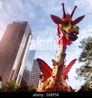 Sculpture en papier mâché géant ailé d'une girafe et d'un gratte-ciel au Musée Thyssen-Bornemisza Alebrijes,Défilé,Ave Reforma Mexico City, Mexique. Travaux d'art appelé Girabrije par artiste Enrique Luis Estrada Alfaro Banque D'Images