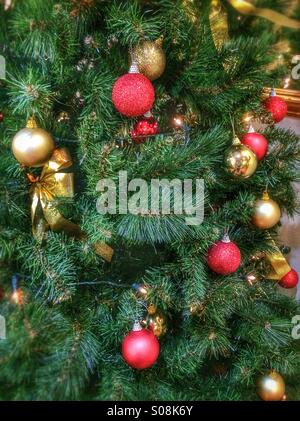 Libre d'un arbre de Noël avec boules rouge et or Banque D'Images