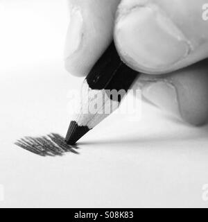 Main tenant un dessin au crayon un petit gribouillis Banque D'Images