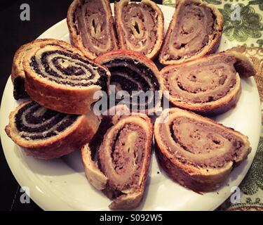 Fait à la maison de Noël hongrois et pavot des rouleaux noyer appelé 'bejgli' sur une assiette. Banque D'Images