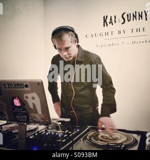 Artiste Shepard Fairey DJing une partie privée à sa galerie de l'espace dans Echo Park, Los Angeles, CA. Banque D'Images