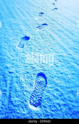 Pied imprime dans la neige fraîche - juste faire une promenade Je ne sera pas long ! Banque D'Images