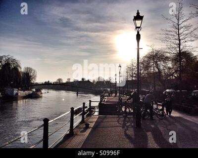 Soir Cycle Ride sur Riverside de Twickenham, London Banque D'Images