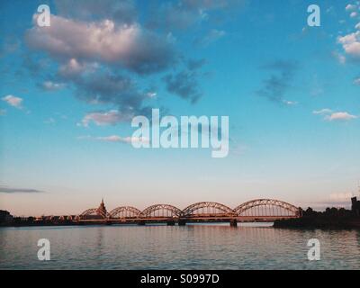 Pont ferroviaire sur la rivière Daugava, Riga, Lettonie Banque D'Images