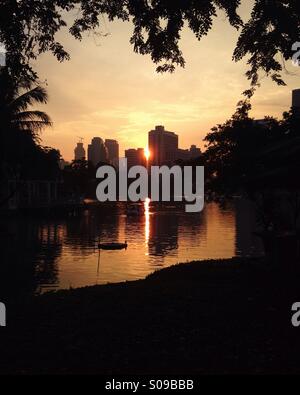 Coucher de soleil sur Bangkok en Parc Lumpini. Bangkok, Thaïlande. Banque D'Images