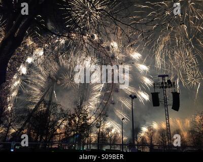 D'artifice en face du London Eye à la veille du Nouvel An 2014 Banque D'Images