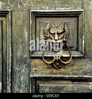 Une antique heurtoir est vu accroché sur la porte de bois d'une maison coloniale espagnole à Morelia, Mexique, 2 novembre 2014. Banque D'Images