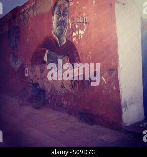 Fresque de musicien sur mur à Essaouira, Maroc. Banque D'Images