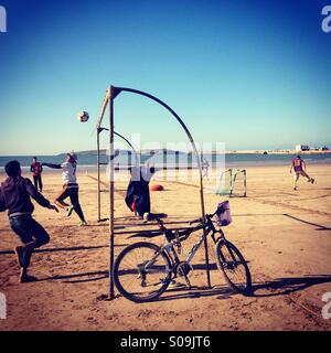 Jouer au football sur la plage, Essaouira, Maroc. Banque D'Images