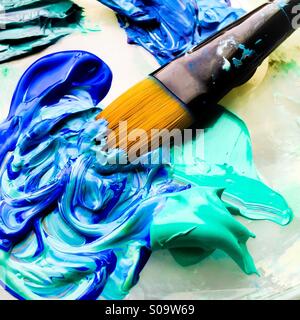 Pinceau à bleu turquoise et de la peinture. Banque D'Images