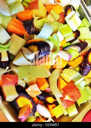 Ferme biologique frais cultivés légumes hachés prêts à rôtir au four Banque D'Images