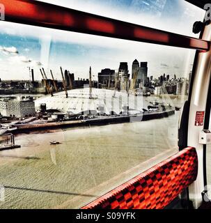 Le centre d'O2 et de Canary Wharf vu du téléphérique Emirates Air Line dans East London UK Banque D'Images