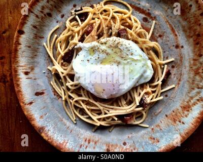 Spaghetti carbonara avec un pochées Banque D'Images