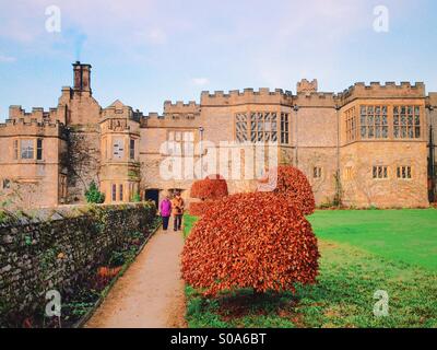 Deux personnes à pied à travers les jardins à Haddon Hall, Bakewell, Derbyshire, Angleterre. Décembre 2014. Banque D'Images