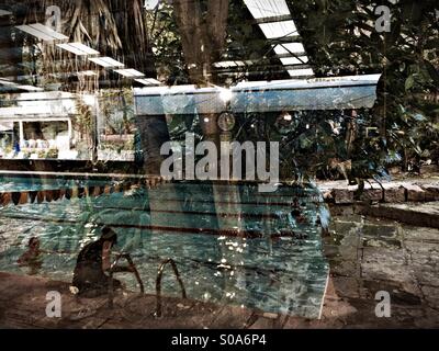 Reflet d'une piscine à Porto Alegre, Brésil Banque D'Images